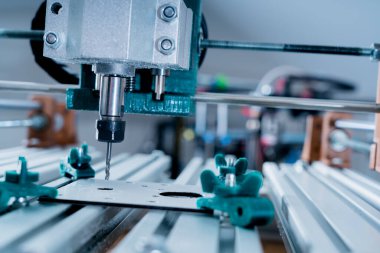 CNC Değirmen Makinesi alüminyum bölümü kesiyor. CNC Değirmen Makinesi detaylar üzerinde çalışıyor.