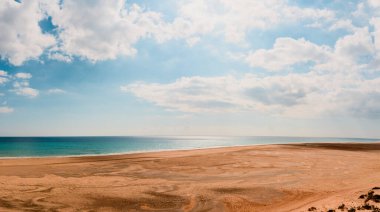 Sonsuz ufku olan inanılmaz bir sahil. Arka plan ve Atlantik Okyanusu. Sahil, Fuerteventura, Kanarya Adaları, İspanya.