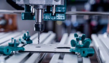 CNC Değirmen Makinesi alüminyum bölümü kesiyor. CNC Değirmen Makinesi detaylar üzerinde çalışıyor.