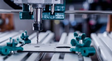 CNC Değirmen Makinesi alüminyum bölümü kesiyor. CNC Değirmen Makinesi detaylar üzerinde çalışıyor.