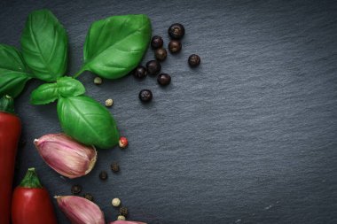 Kırmızı biber, kuru biber, siyah taş tabakta sarımsak. Yemek fotoğrafı arkaplanı
