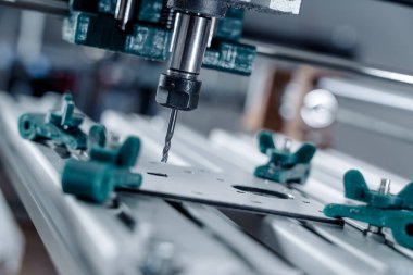 CNC Değirmen Makinesi alüminyum bölümü kesiyor. CNC Değirmen Makinesi detaylar üzerinde çalışıyor.