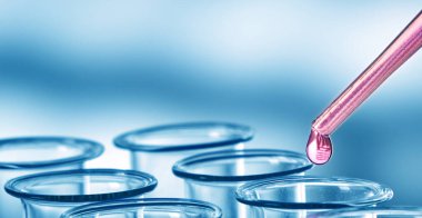 Sıvı birkaç test tüpleri loncası Züccaciye birine ekleyerek pipet.