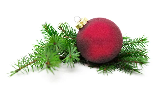 Weihnachtskugel Und Grüner Fichtenzweig Auf Weißem Hintergrund — Stockfoto