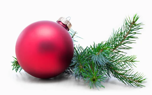 Weihnachtskugel Und Grüner Fichtenzweig Auf Weißem Hintergrund — Stockfoto