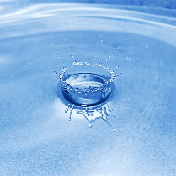 Modrá Voda Stříkající Vlnovým Efektem — Stock fotografie