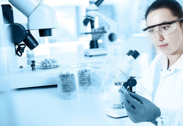 Женщина лаборант в лаборатории качества пищевых продуктов
