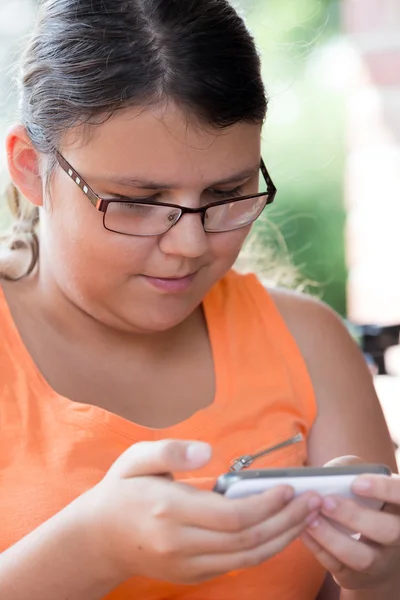 Menina adolescente mensagens de texto em um telefone celular — Fotografia de Stock