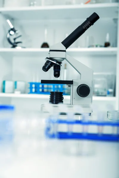 Microscopios de laboratorio en un laboratorio . —  Fotos de Stock
