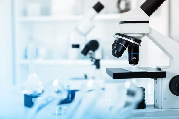 Modern microscopes in a lab .microscope lens — Stock Photo, Image