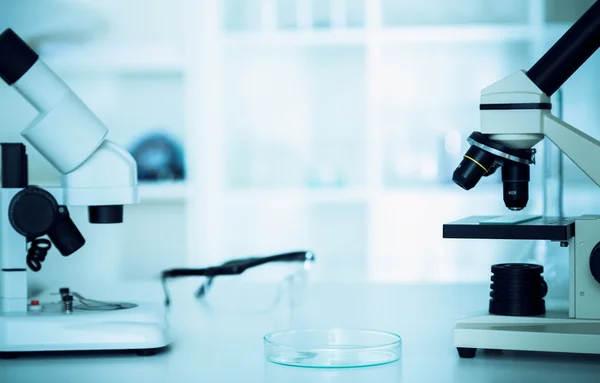 Moderne microscopen in een lab . — Stockfoto