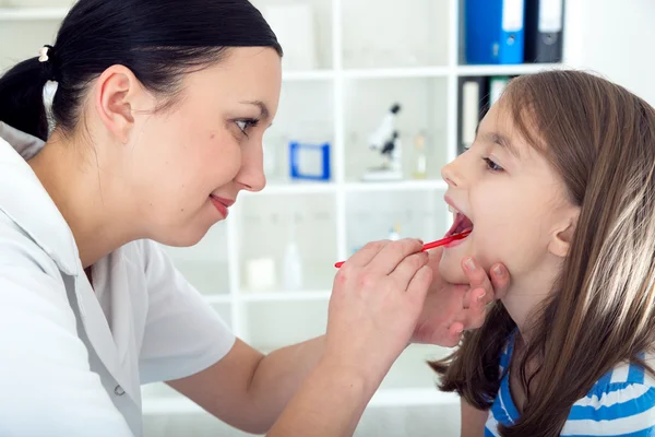 Medico controllare la gola della bambina — Foto Stock