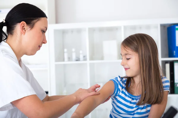 Little girl receiving injection  with a smile — Stock Photo, Image