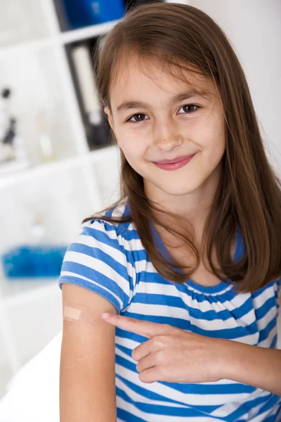 Petite fille pointant vers un plâtre — Photo