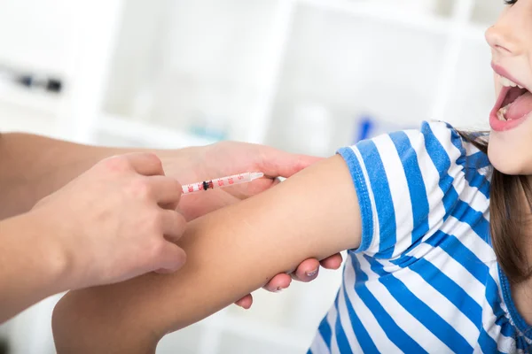 Meisje injectie met een glimlach ontvangen — Stockfoto