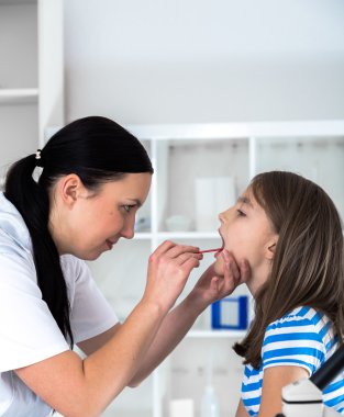 küçük kız doktor onay Boğazı