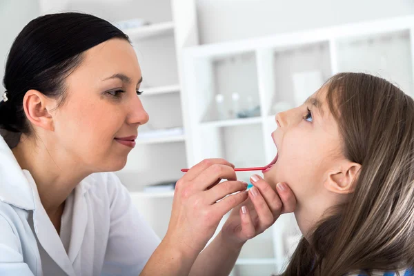 Doctor check throat of little girl — Stock Photo, Image