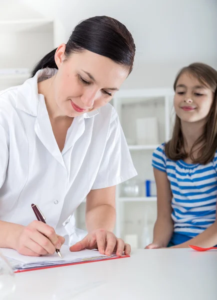 Doctor check throat of little girl — Stock Photo, Image