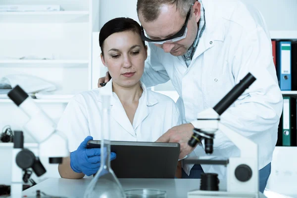 Two scientist in laboratory. — Stock Photo, Image