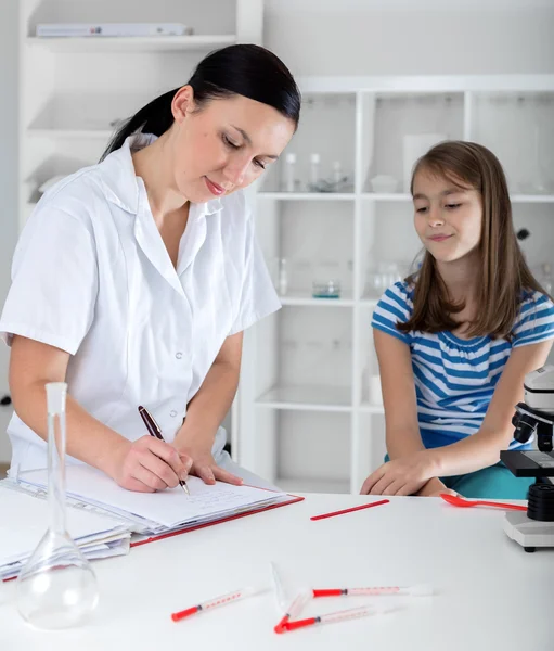 Medico controllare la gola della bambina — Foto Stock