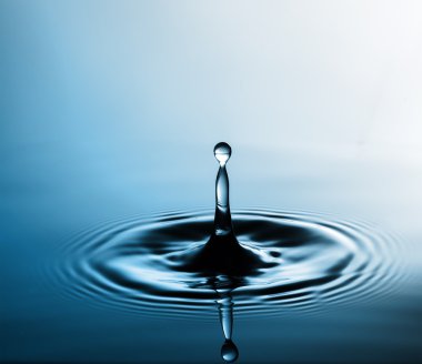 Mavi suya düşen damlacık