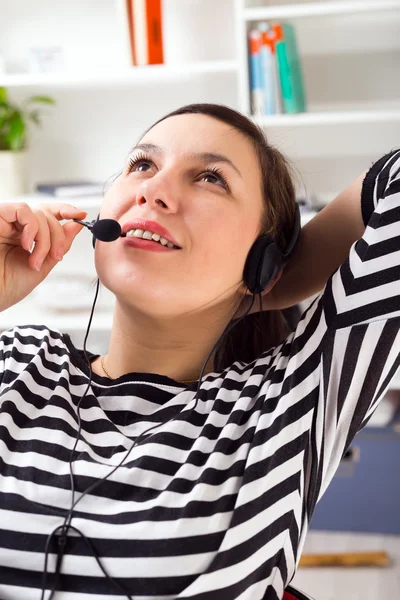 Support telefon operatör i headsetet på arbetsplatsen — Stockfoto