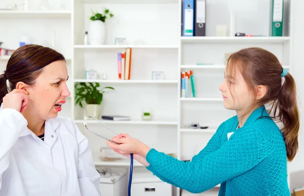 Liten flicka och ung läkare på sjukhus — Stockfoto