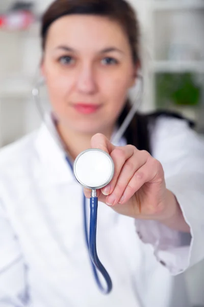 Une femme médecin avec un stéthoscope à l'écoute. — Photo