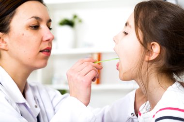 küçük kız doktor onay Boğazı.
