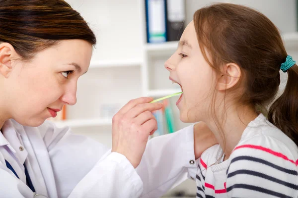 Doctor check throat of little girl. — Stock Photo, Image