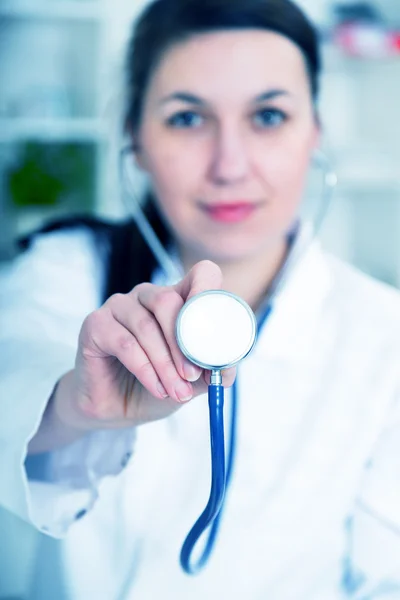 Une femme médecin avec un stéthoscope à l'écoute. — Photo