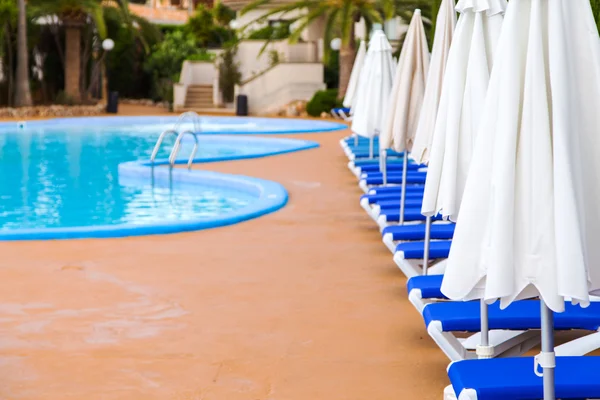 Summer outdoor swimming pool and sun loungers. In the hotel to rest. — Stock Photo, Image