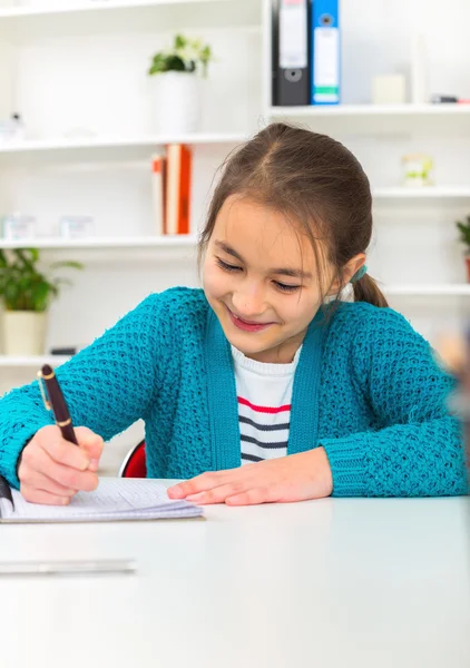 Mooi meisje op haar schoolproject thuis werken — Stockfoto