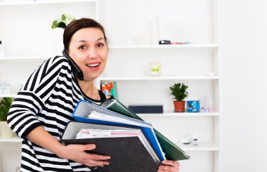 cep telefonu alarak genç iş kadını ara kolunu üzerinde üç büyük ofis bağlayıcı Dengeleme ayakta