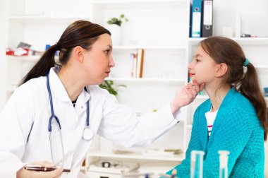 küçük kız doktor onay Boğazı.