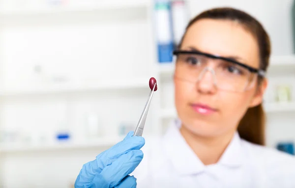 Mulher assistente de laboratório no laboratório de qualidade alimentar — Fotografia de Stock