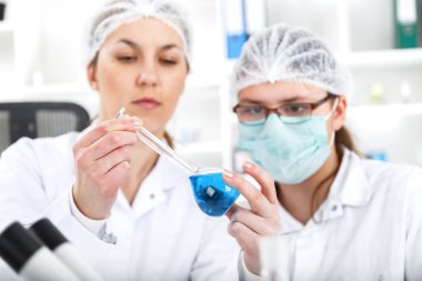 laboratuarda çalışan öğrenci grubu