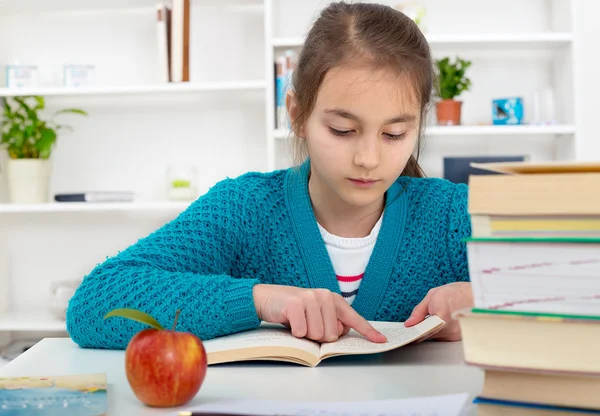 Menina da escola jovem lendo um livro . — Fotografia de Stock