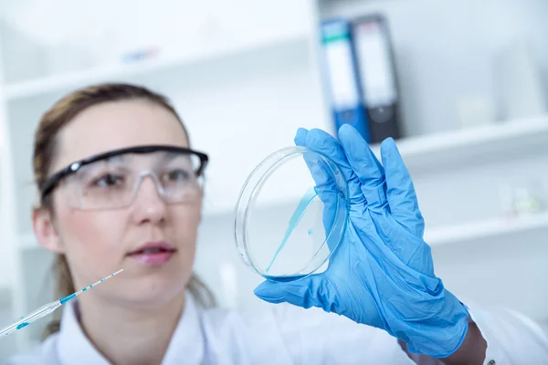 Investigadora com equipamento de vidro no laboratório — Fotografia de Stock