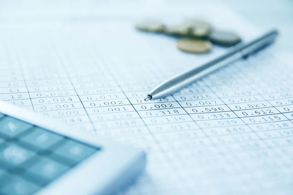 Rekenmachine en de boekhoudkundige financieel verslag blauw toned.financial. — Stockfoto