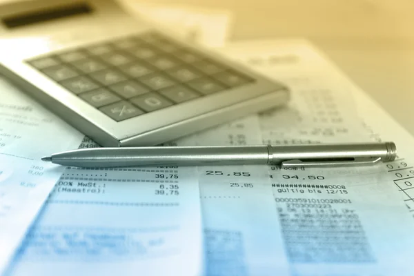 Rekenmachine en de boekhoudkundige financieel verslag blauw toned.financial. — Stockfoto