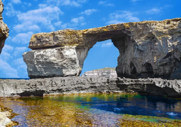 Janela, famoso arco de pedra da ilha de Gozo ao sol no verão, Malta Imagens De Bancos De Imagens Sem Royalties