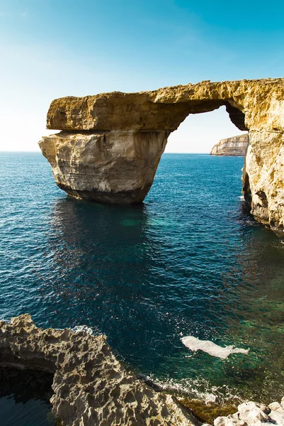Azurblaues Fenster, berühmter Steinbogen der Insel Gozo in der Sonne im Sommer, Malta lizenzfreie Stockfotos