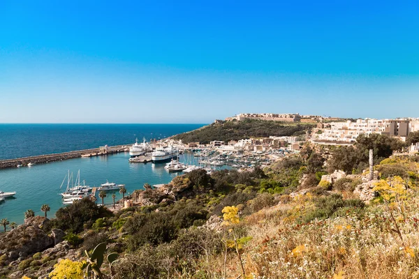 GOZO ISLAND, ISLAS MALTESAS, EUROPA - 17 DE ABRIL DE 2015. Mar de la Isla Gozo, una de las islas más visitadas de las Islas Maltesas, vista desde ferry . — Foto de Stock