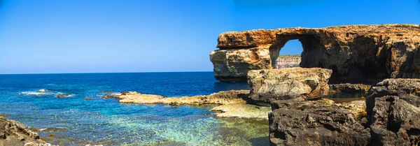 Ventana azul, famoso arco de piedra de la isla de Gozo en el sol en verano, Malta — Foto de Stock