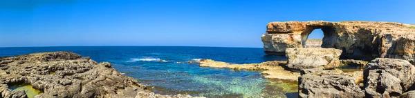 Azure Window, famoso arco in pietra dell'isola di Gozo al sole in estate, Malta — Foto Stock