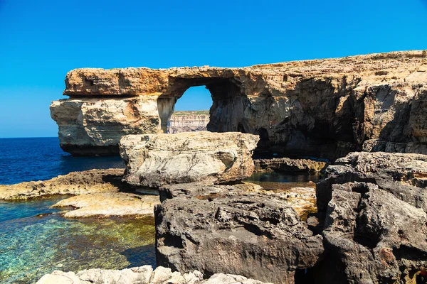 Azurblaues Fenster, berühmter Steinbogen der Insel Gozo in der Sonne im Sommer, Malta Stockbild