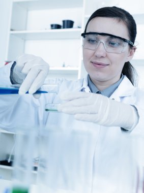 laboratuar ekipmanları ile kadın araştırmacı 