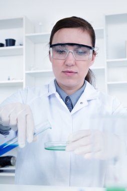 laboratuar ekipmanları ile kadın araştırmacı 