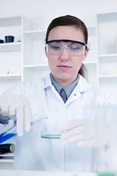 Female researcher with equipment in the lab — Stock Photo, Image